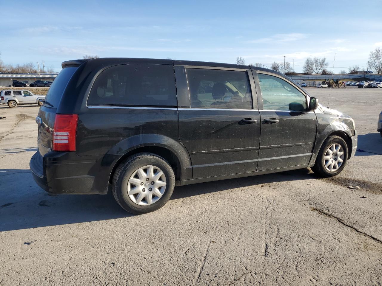 2009 Chrysler Town & Country - Image 3
