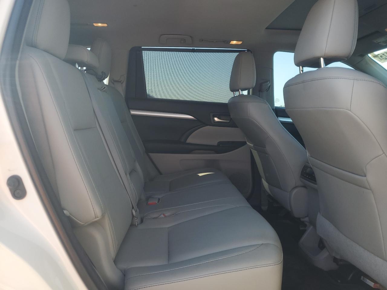 2015 Toyota Highlander - Image 11