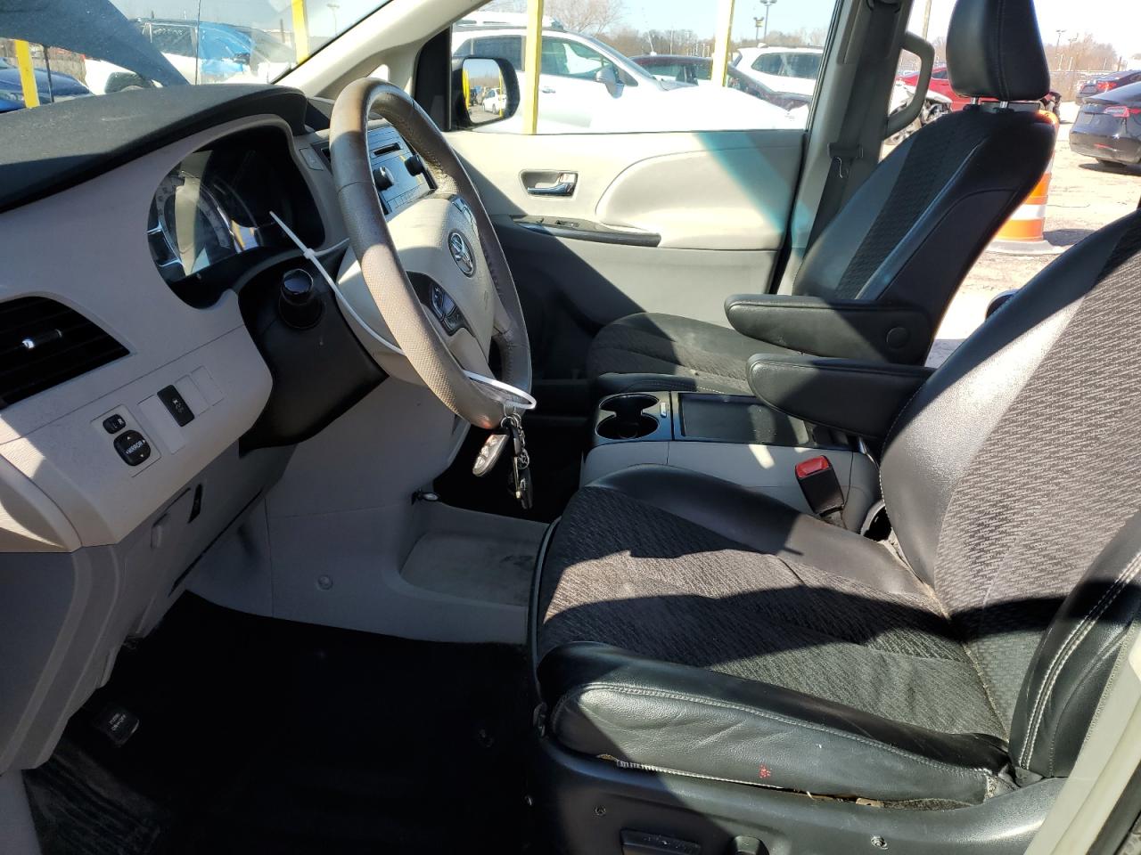 2011 Toyota Sienna - Image 7