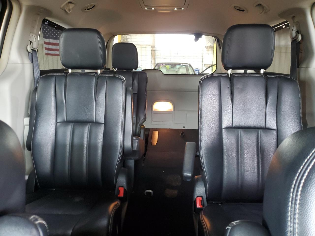 2015 Chrysler Town & Country - Image 10