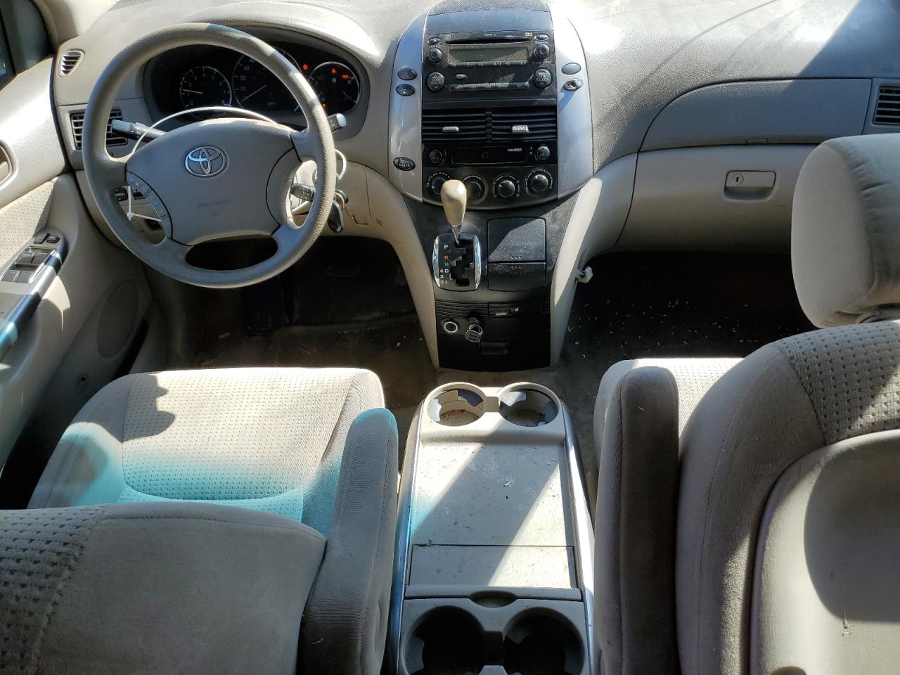 2010 Toyota Sienna - Image 8
