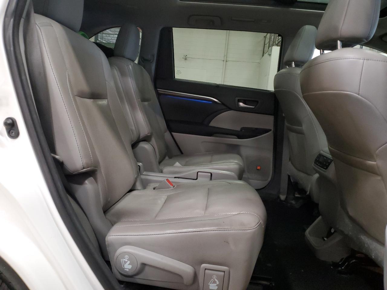 2016 Toyota Highlander - Image 11