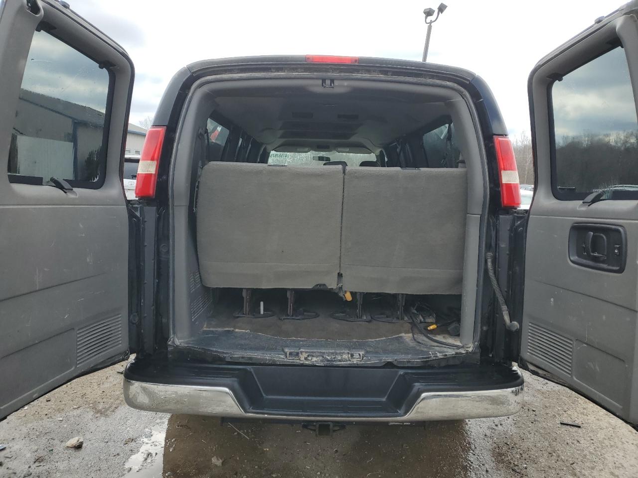 2009 Chevrolet Express - Image 6