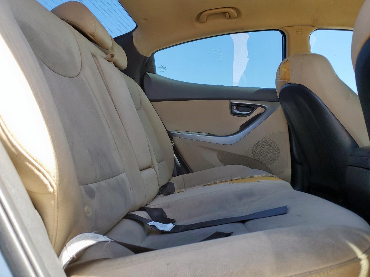 2013 Hyundai Elantra - Image 10