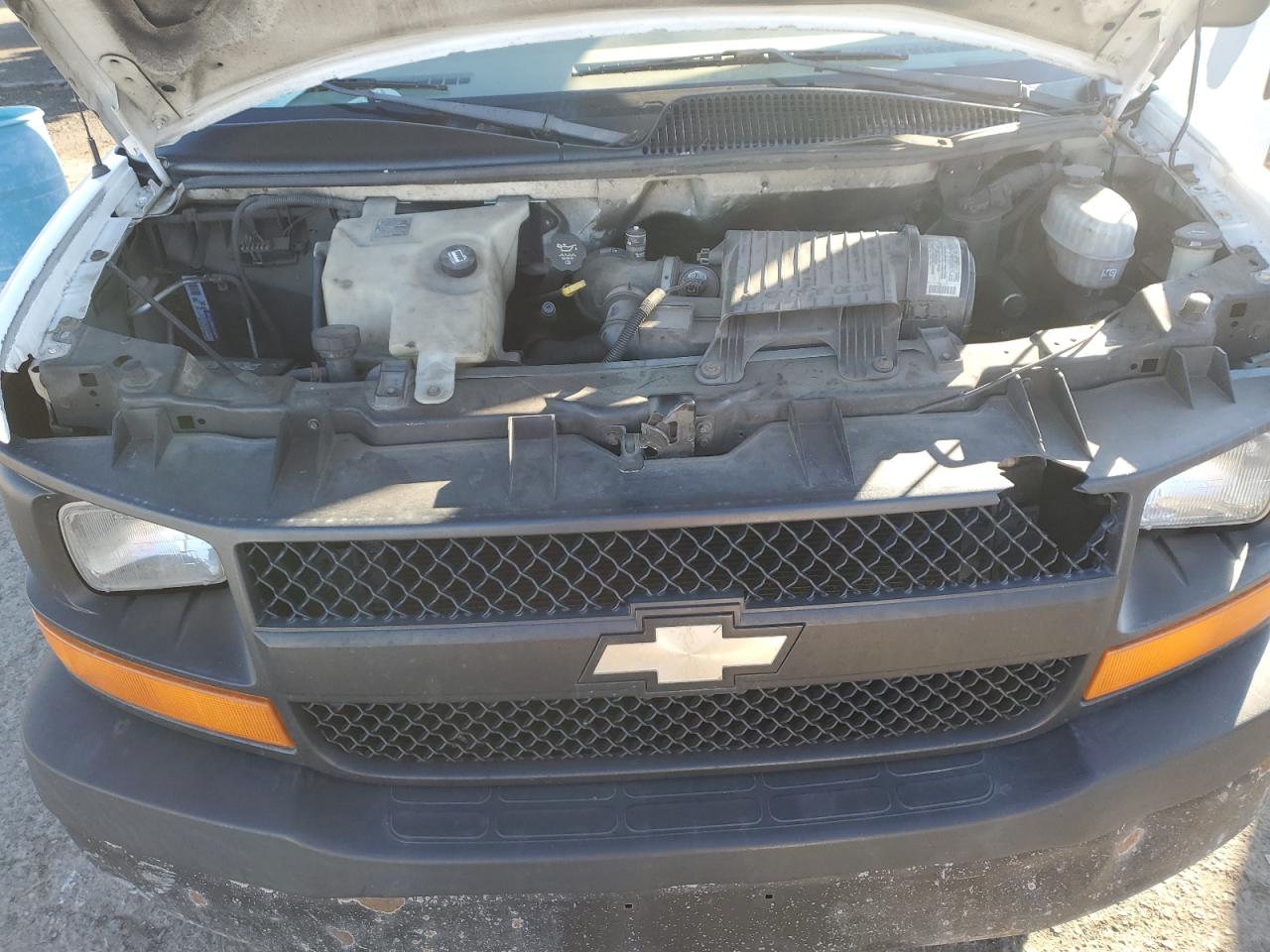2004 Chevrolet Express - Image 12