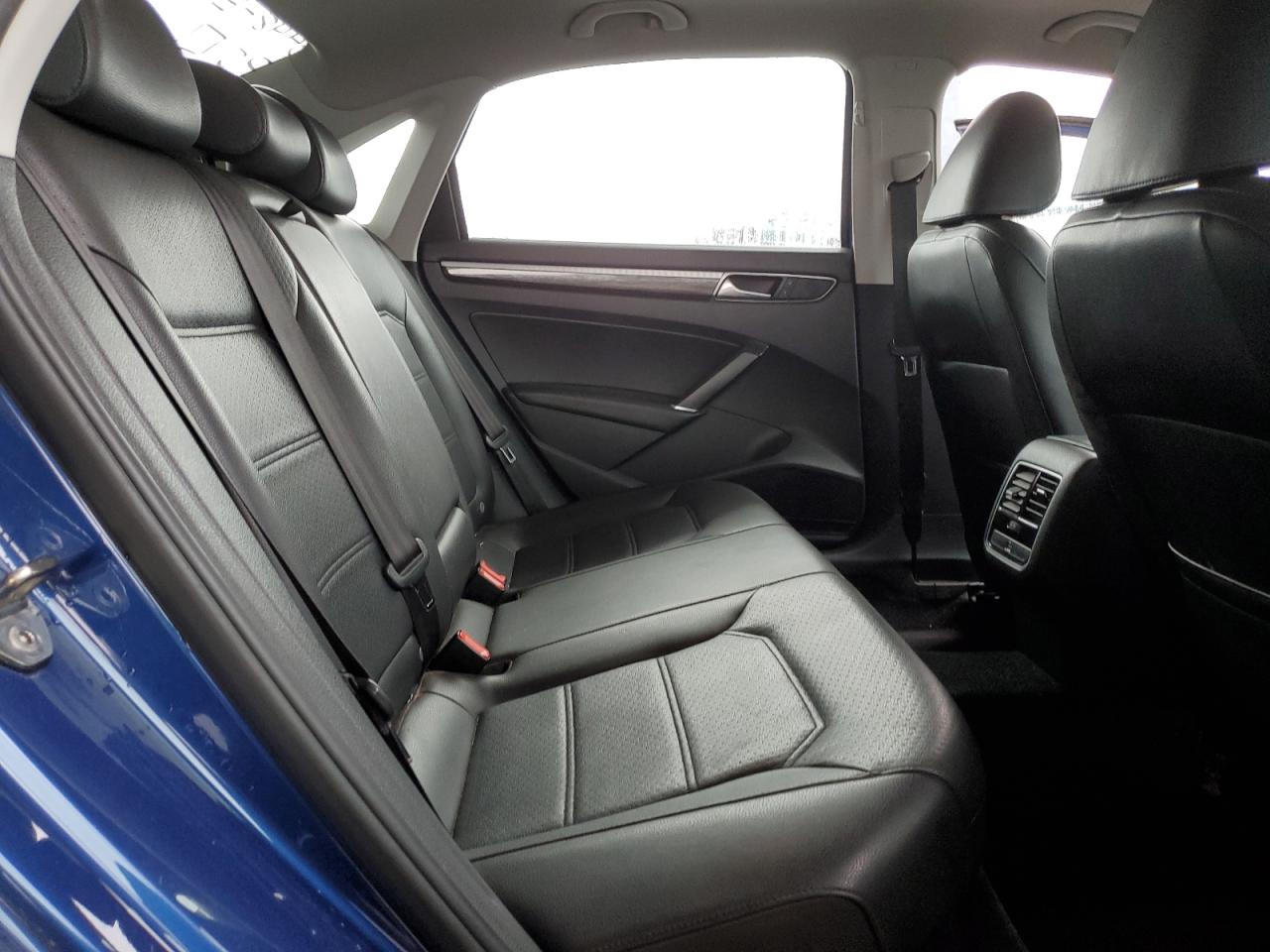 2016 Volkswagen Passat - Image 11