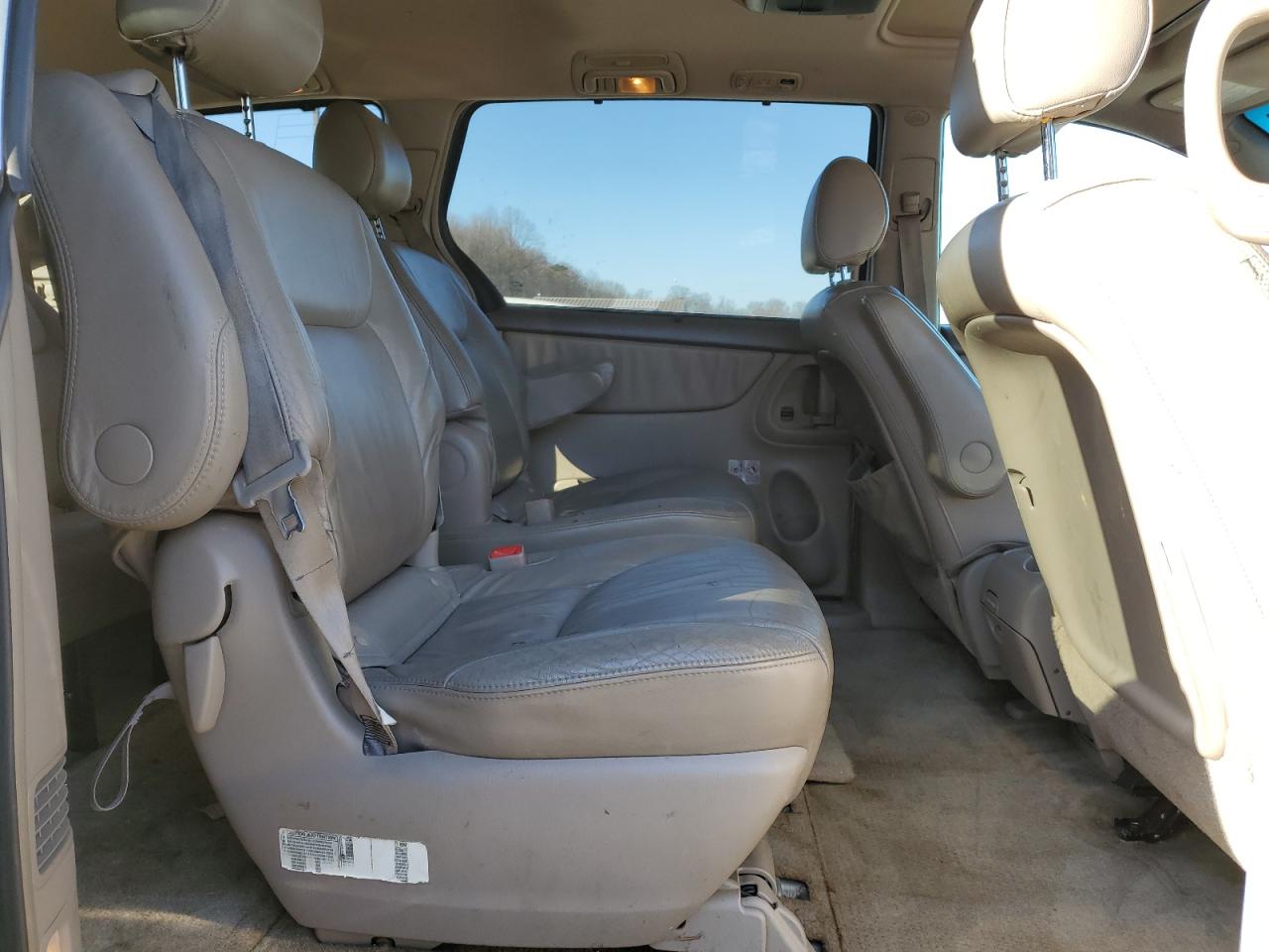 2005 Toyota Sienna - Image 11