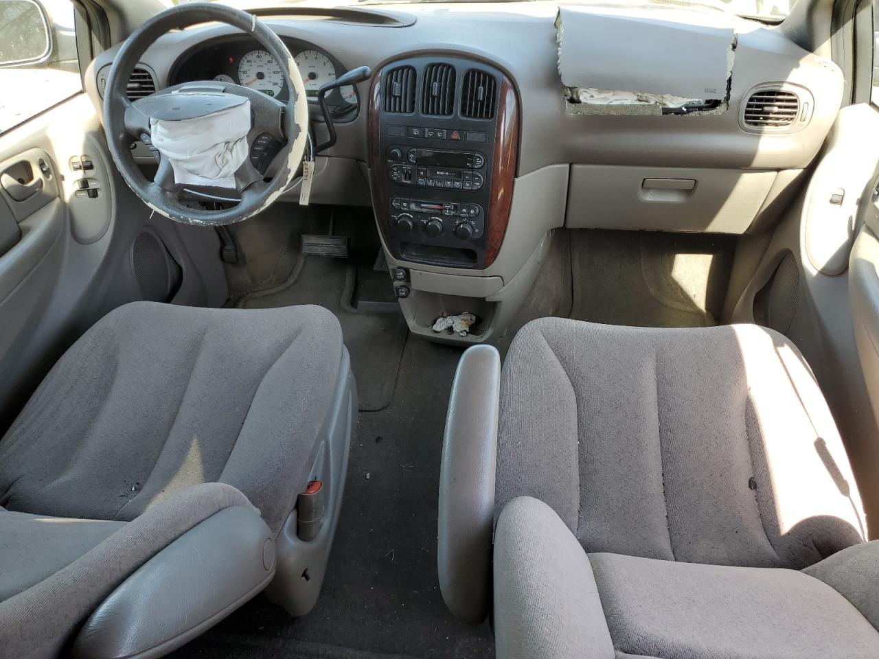 2003 Chrysler Town & Country - Image 8