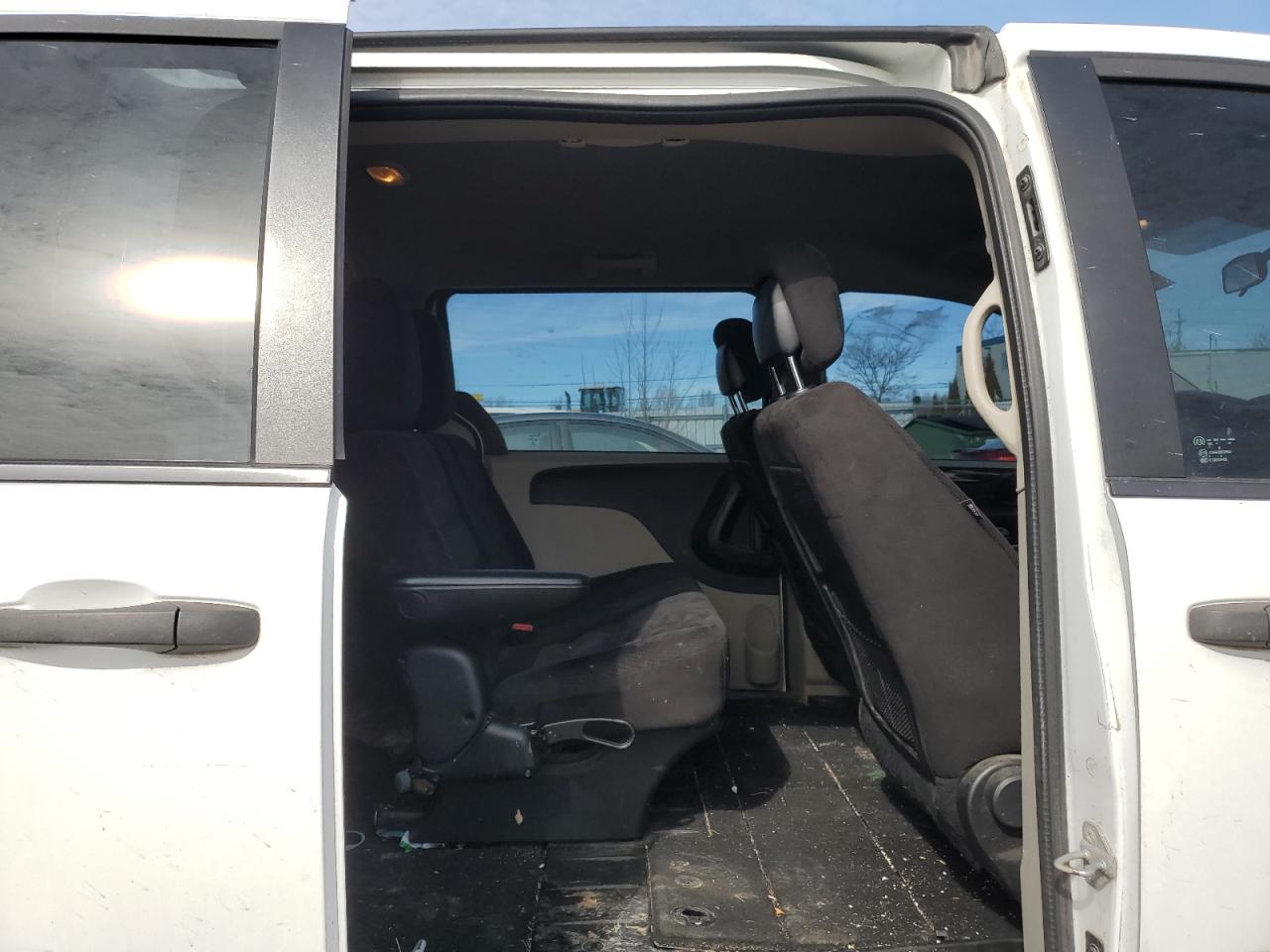2014 Dodge Caravan - Image 11