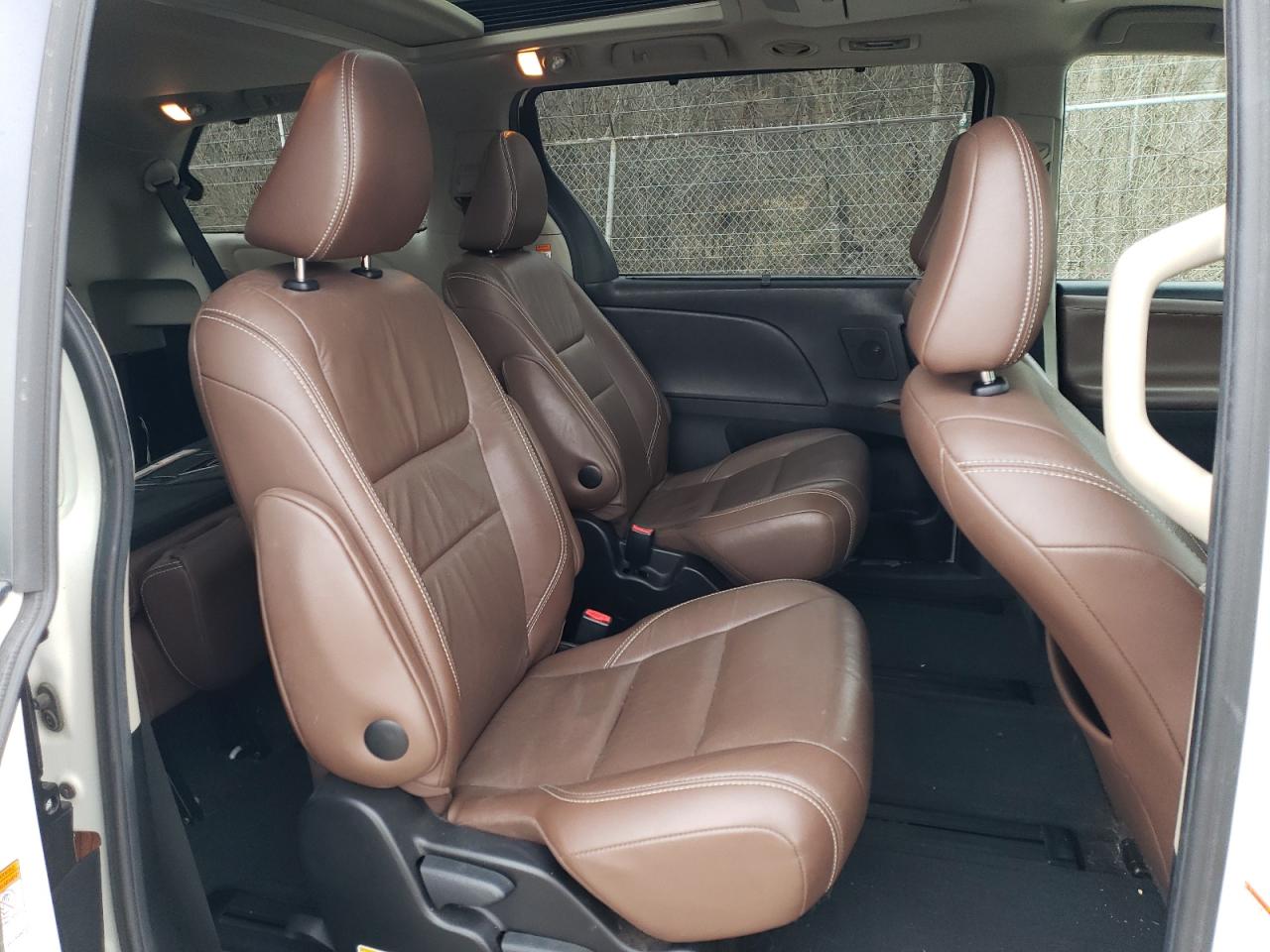 2015 Toyota Sienna - Image 11