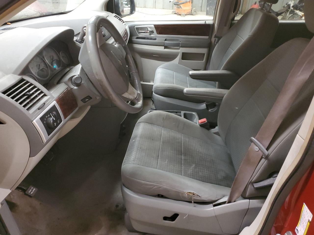 2010 Chrysler Town & Country - Image 7
