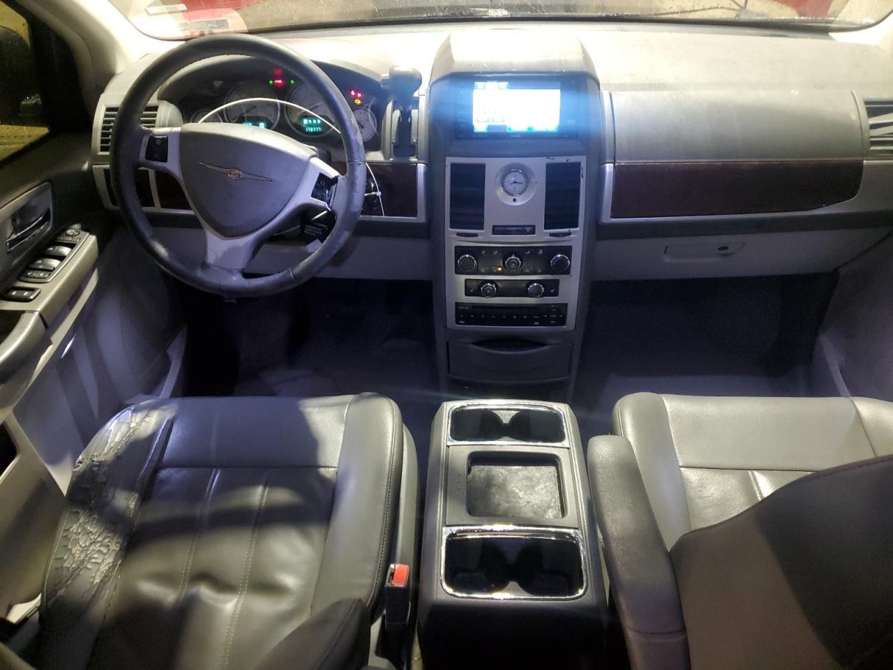 2010 Chrysler Town & Country - Image 8