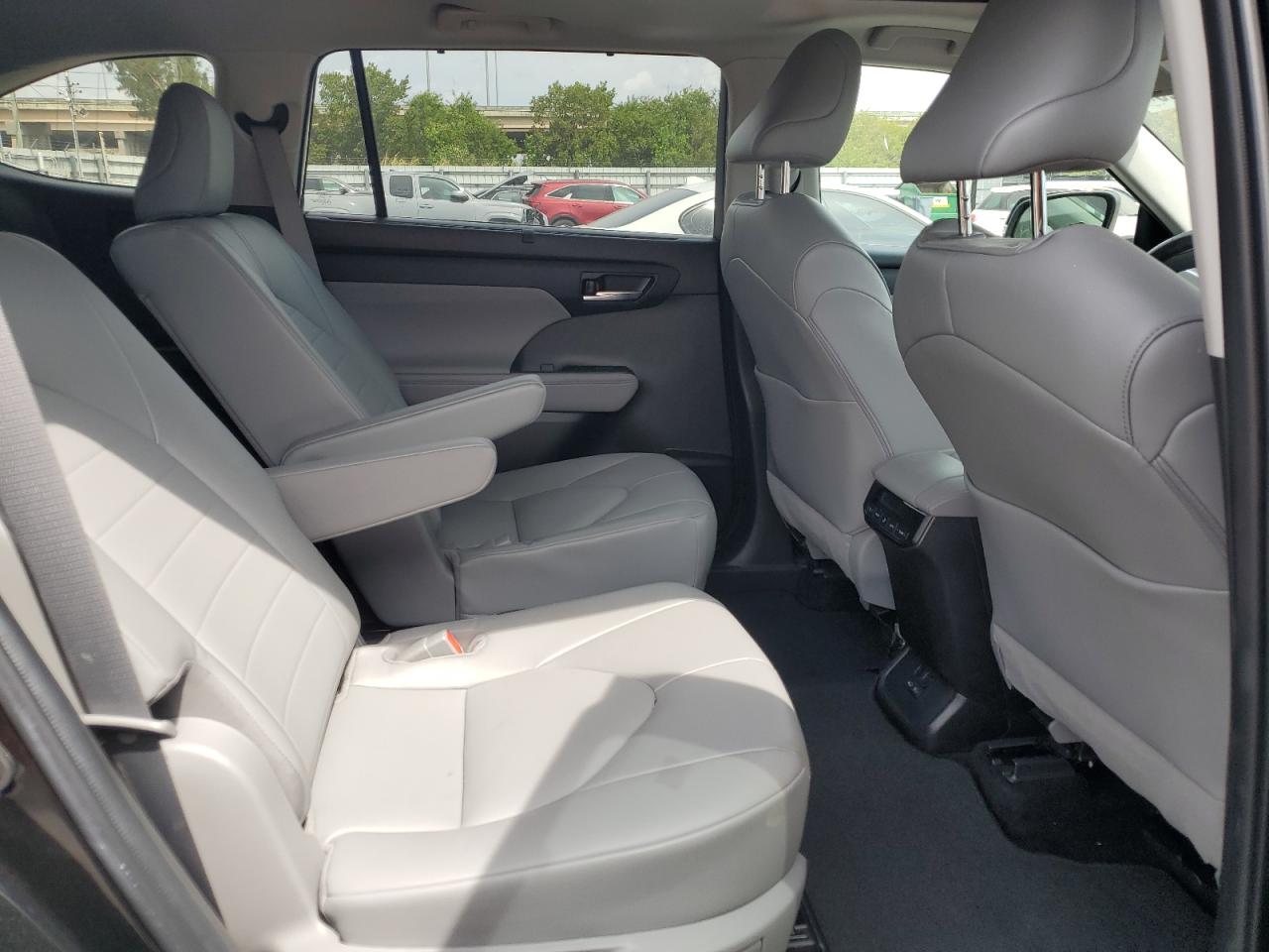 2022 Toyota Highlander - Image 11