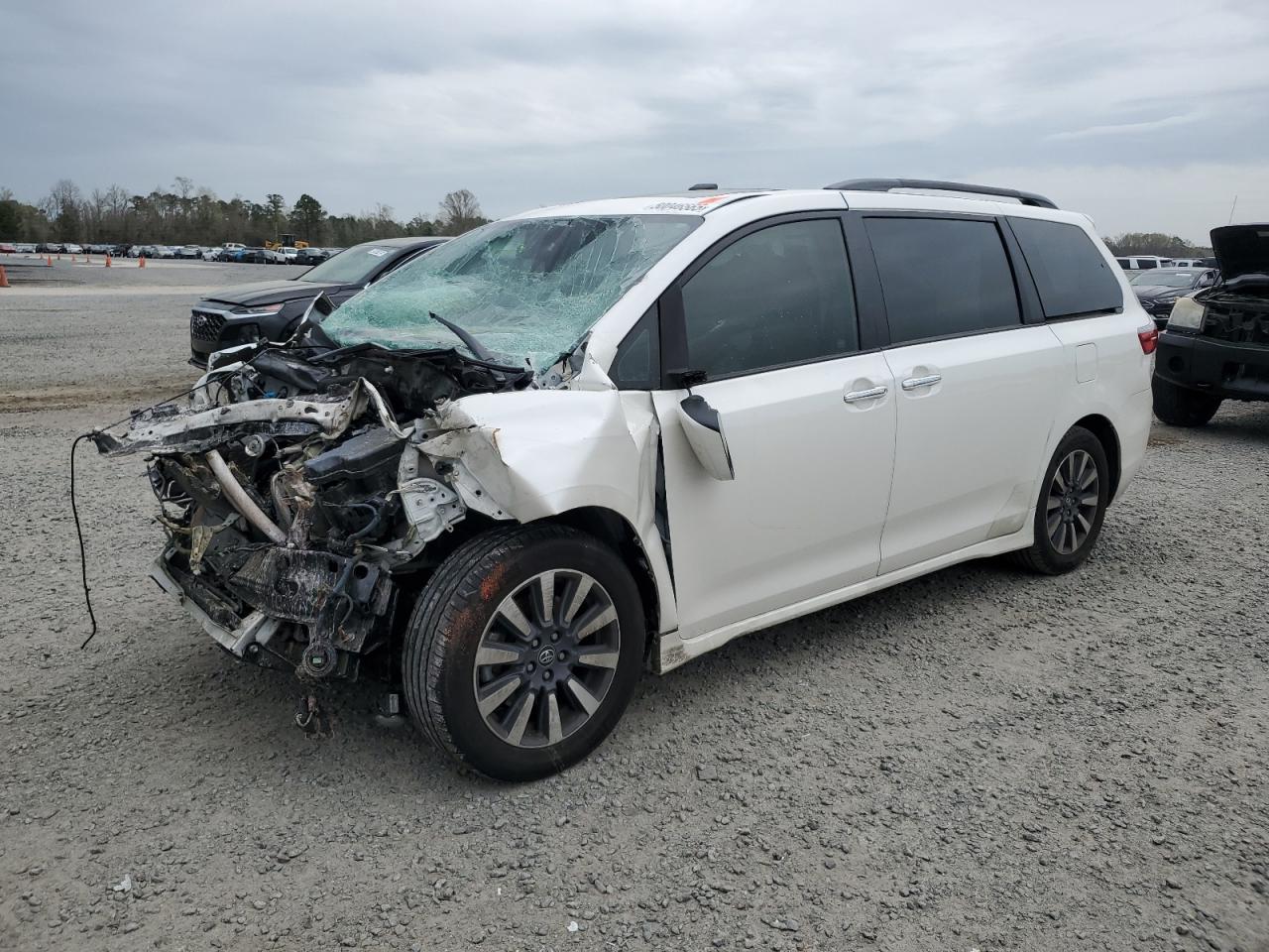 2020 Toyota Sienna Xle for Sale in Lumberton, NC - Front End