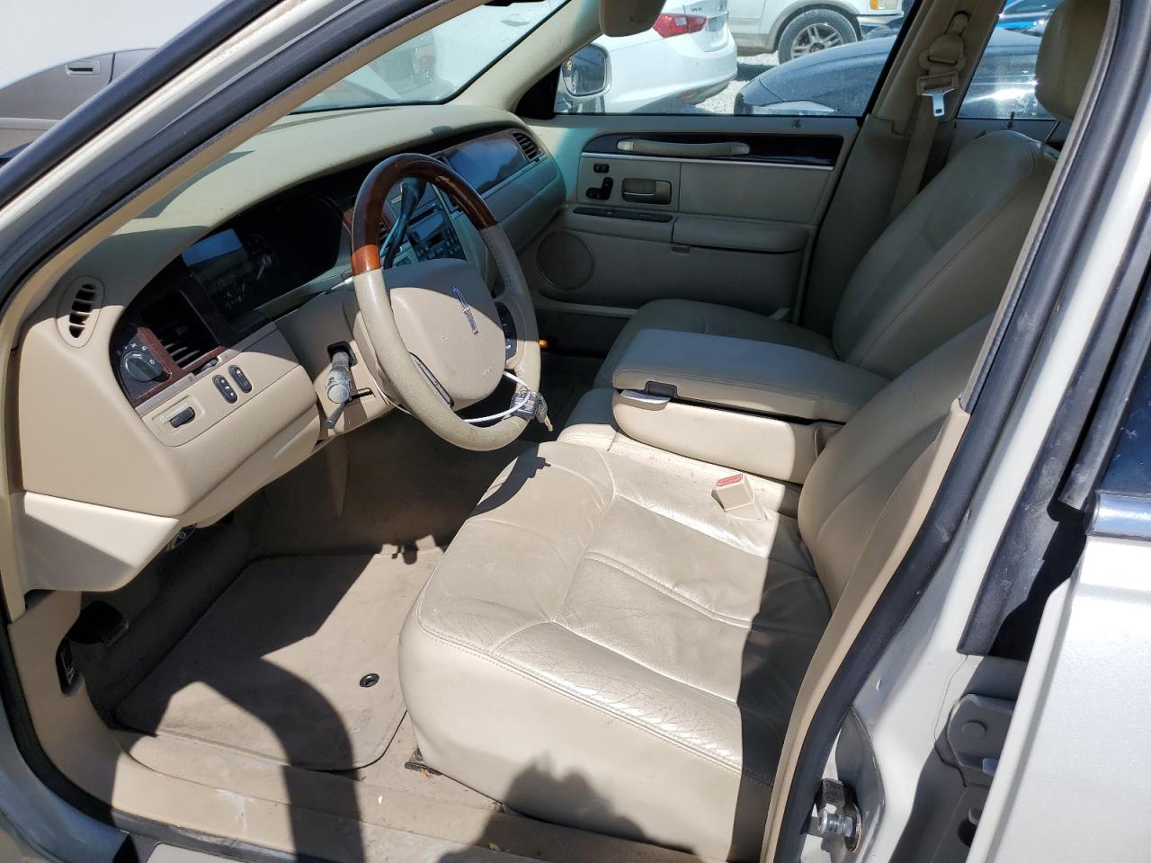2007 Lincoln Town Car - Image 7