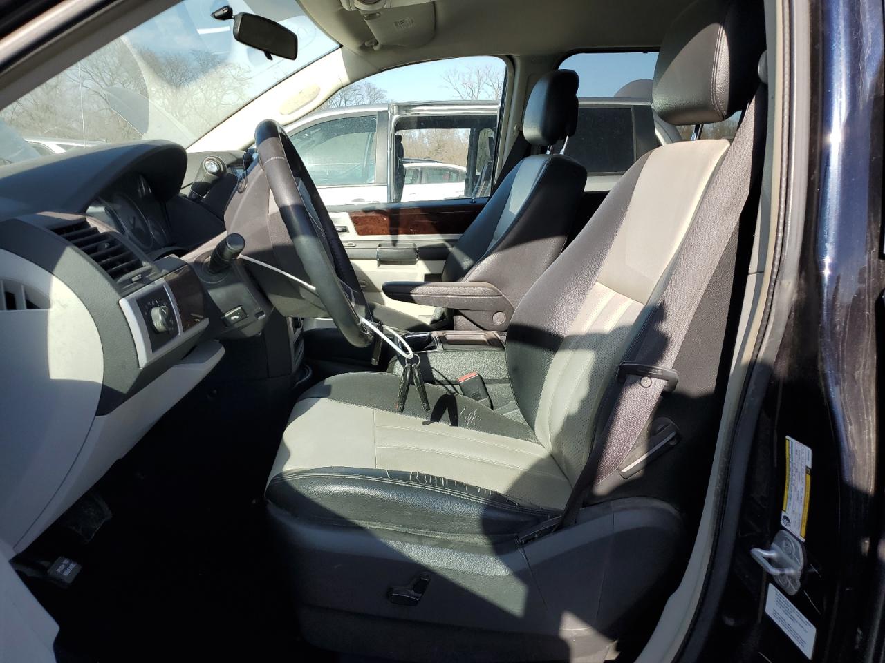 2010 Chrysler Town & Country - Image 7