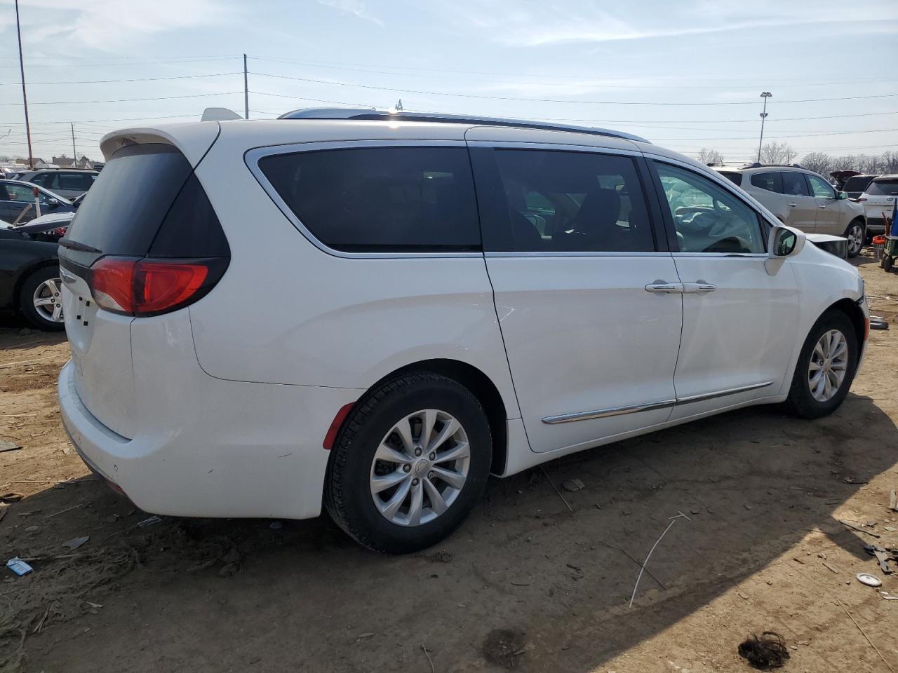 2018 Chrysler Pacifica - Image 3