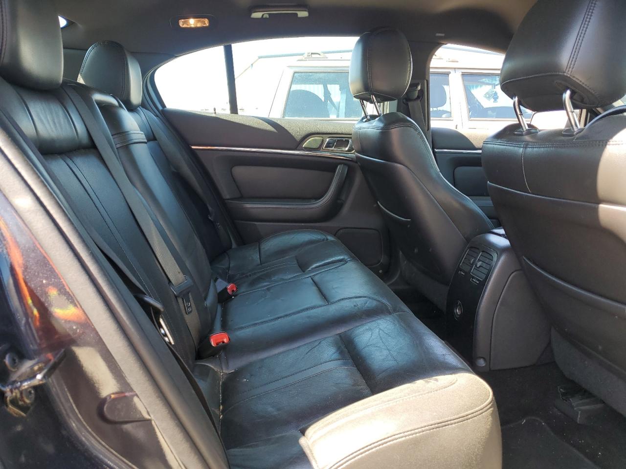 2013 Lincoln MKS - Image 10