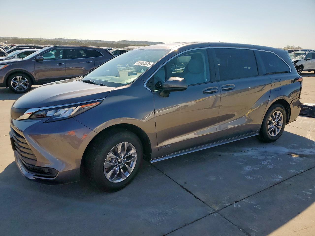 2021 Toyota Sienna Le for Sale in Grand Prairie, TX - Rear End