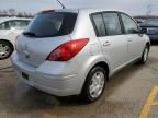 2011 Nissan Versa S zu verkaufen in Pekin, IL - Side
