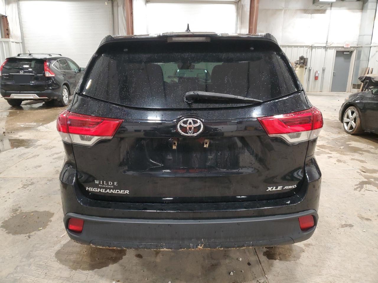 2017 Toyota Highlander - Image 6