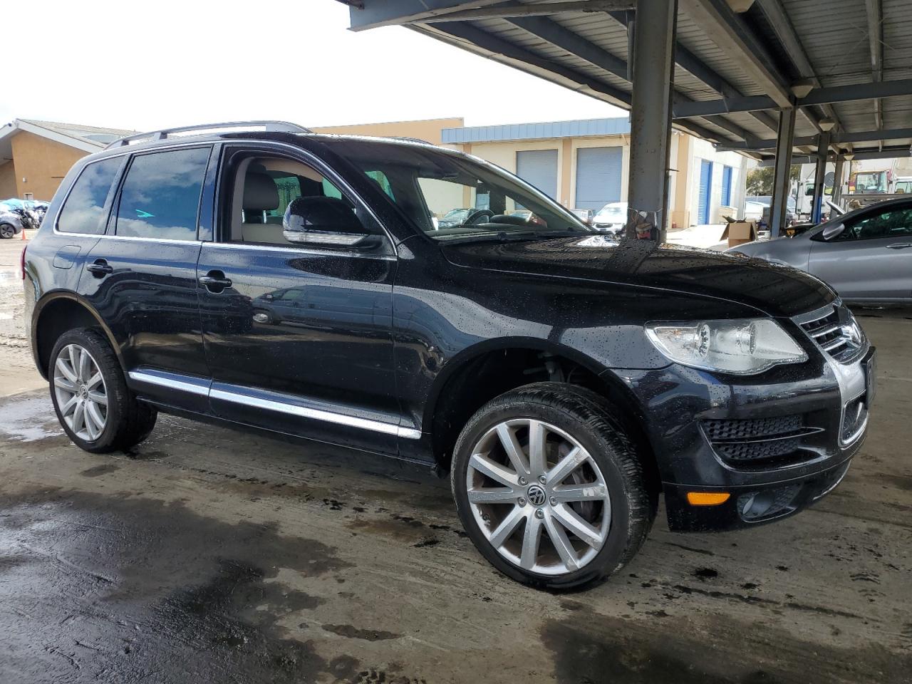 2010 Volkswagen Touareg - Image 4