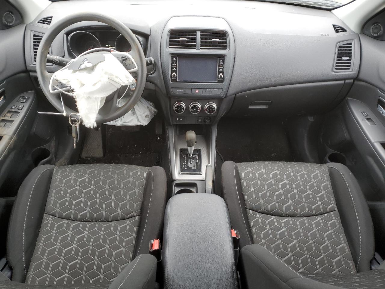 2024 Mitsubishi Outlander - Image 8