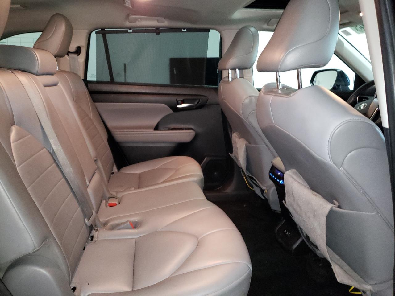 2021 Toyota Highlander - Image 11