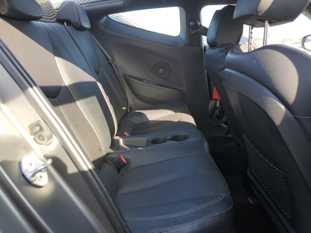 2016 Hyundai Veloster - Image 10