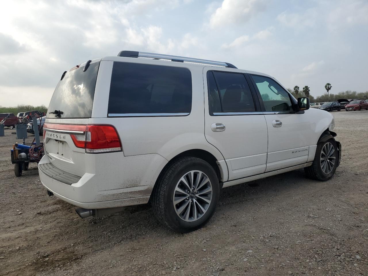2017 Lincoln Navigator - Image 3
