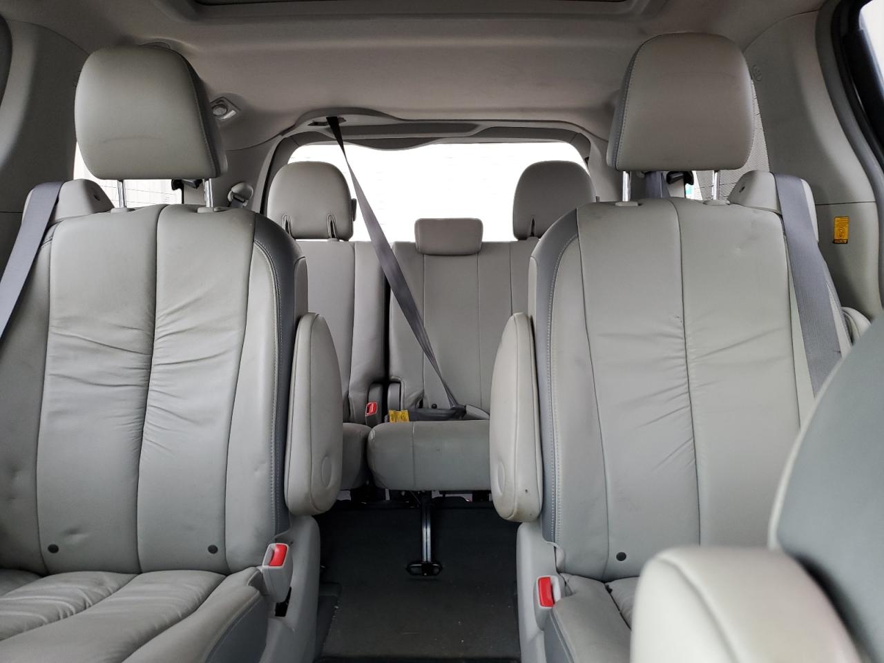 2011 Toyota Sienna - Image 10