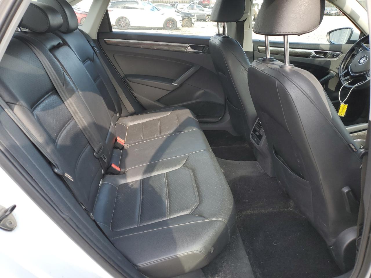 2016 Volkswagen Passat - Image 10