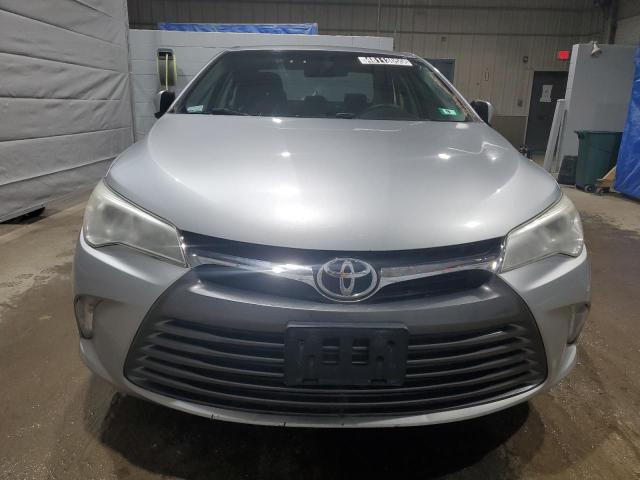 Sedans TOYOTA CAMRY 2016 Srebrny