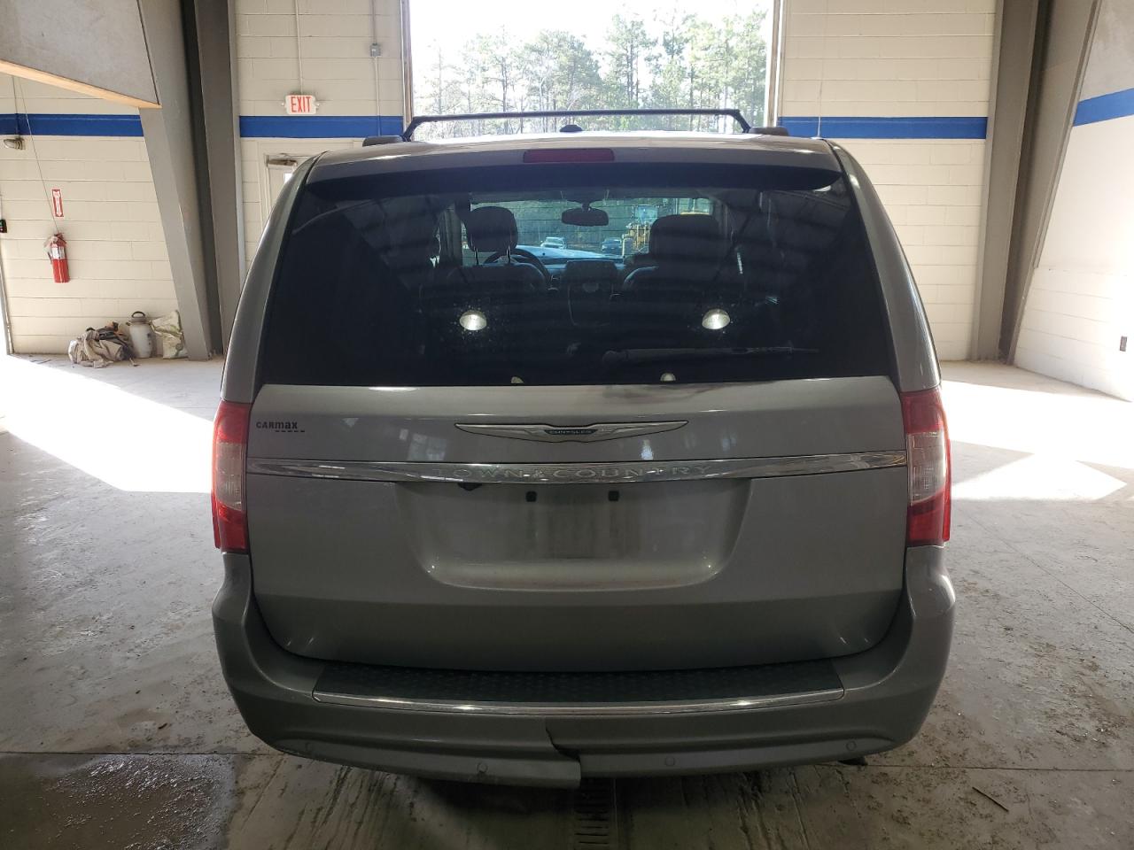 2015 Chrysler Town & Country - Image 6