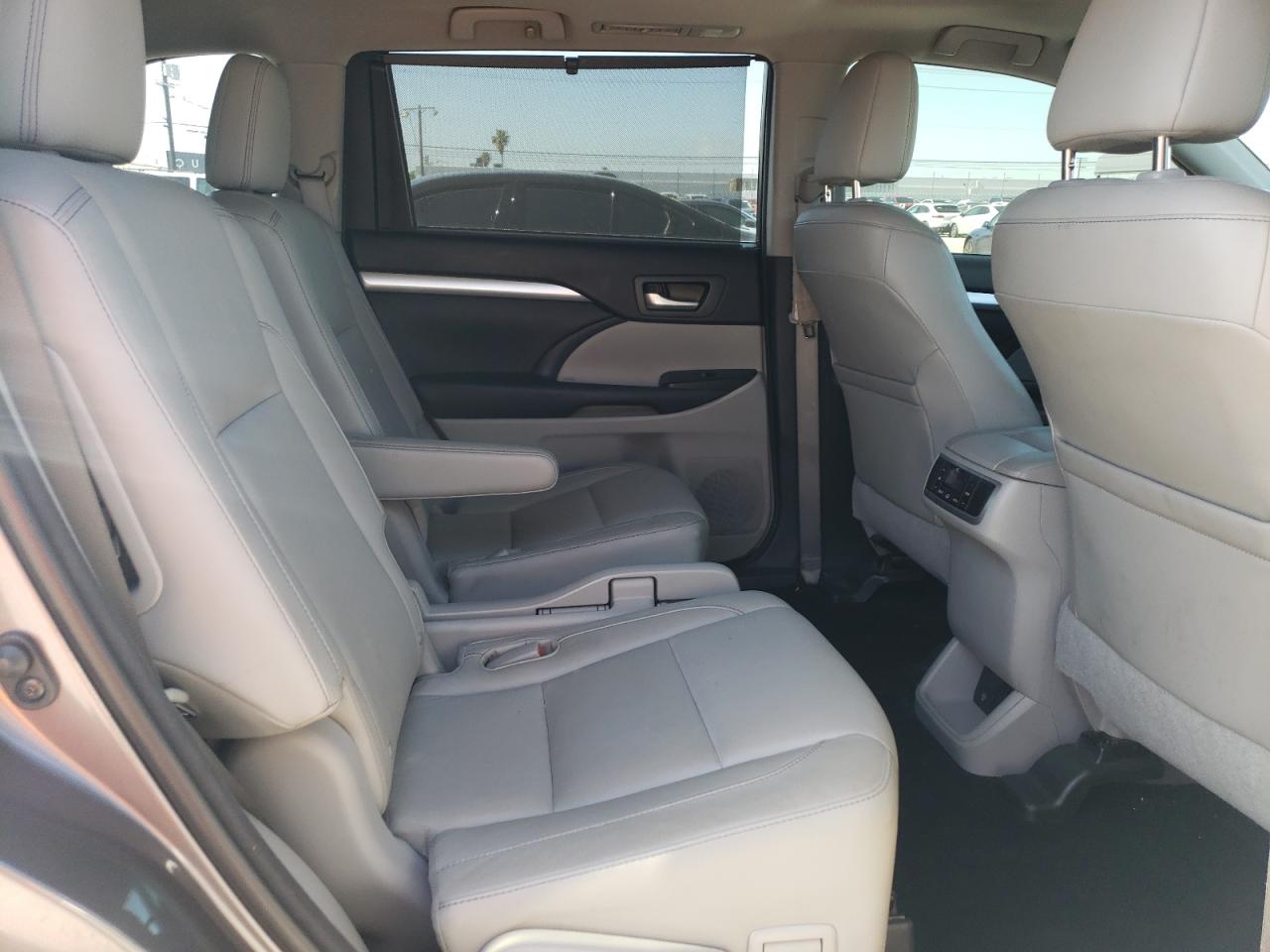 2015 Toyota Highlander - Image 12