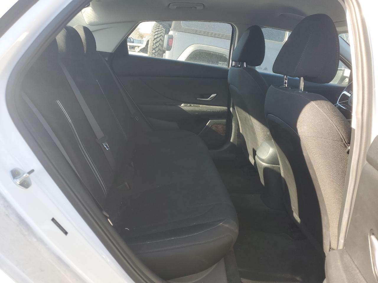 2022 Hyundai Elantra - Image 10