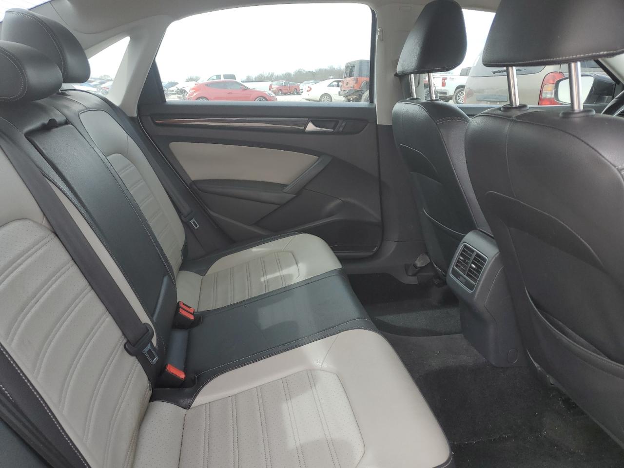 2015 Volkswagen Passat - Image 11