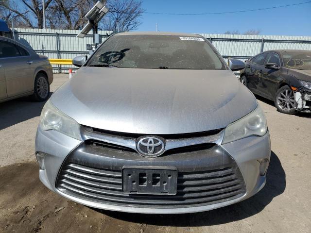 Sedans TOYOTA CAMRY 2015 Srebrny