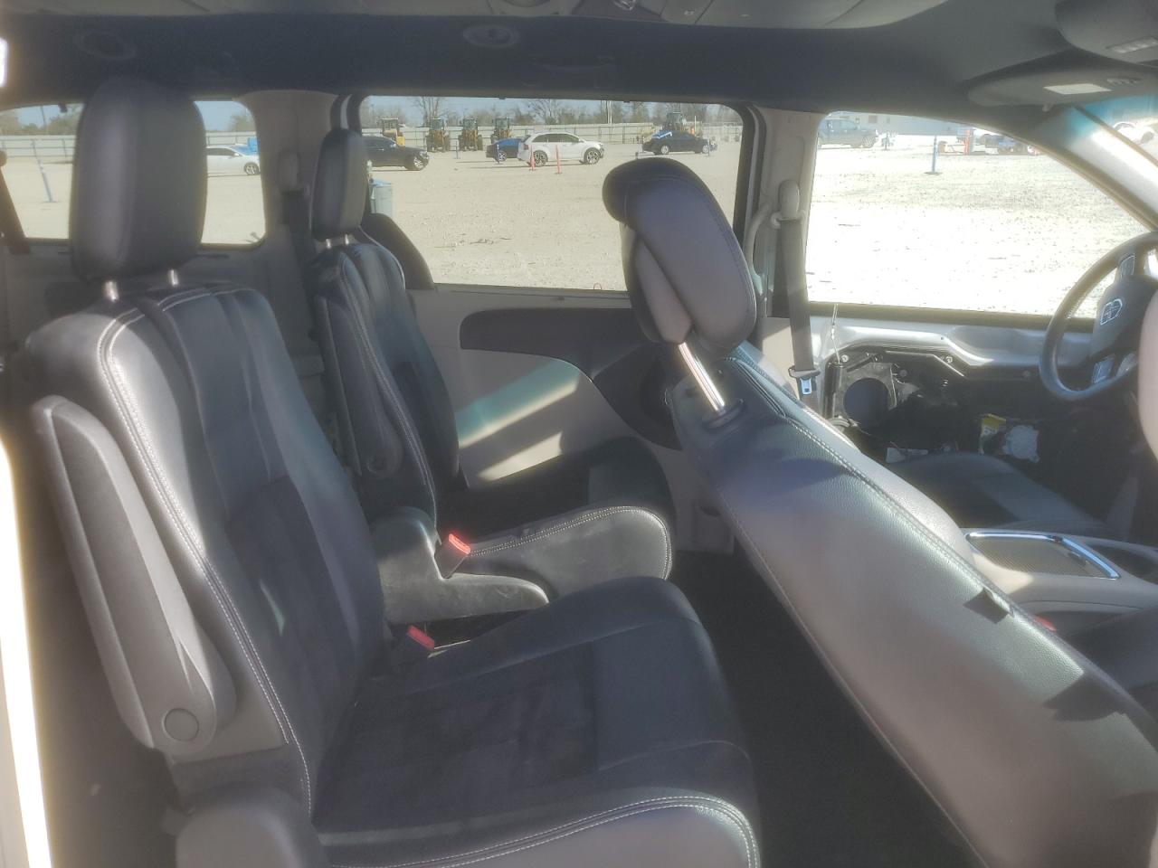 2016 Dodge Caravan - Image 12