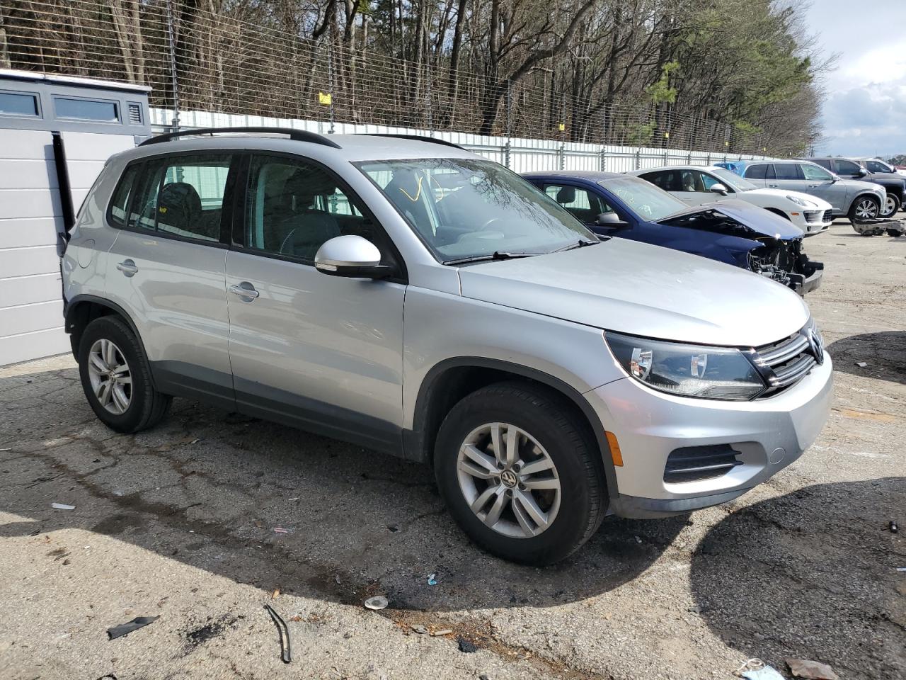2016 Volkswagen Tiguan - Image 4