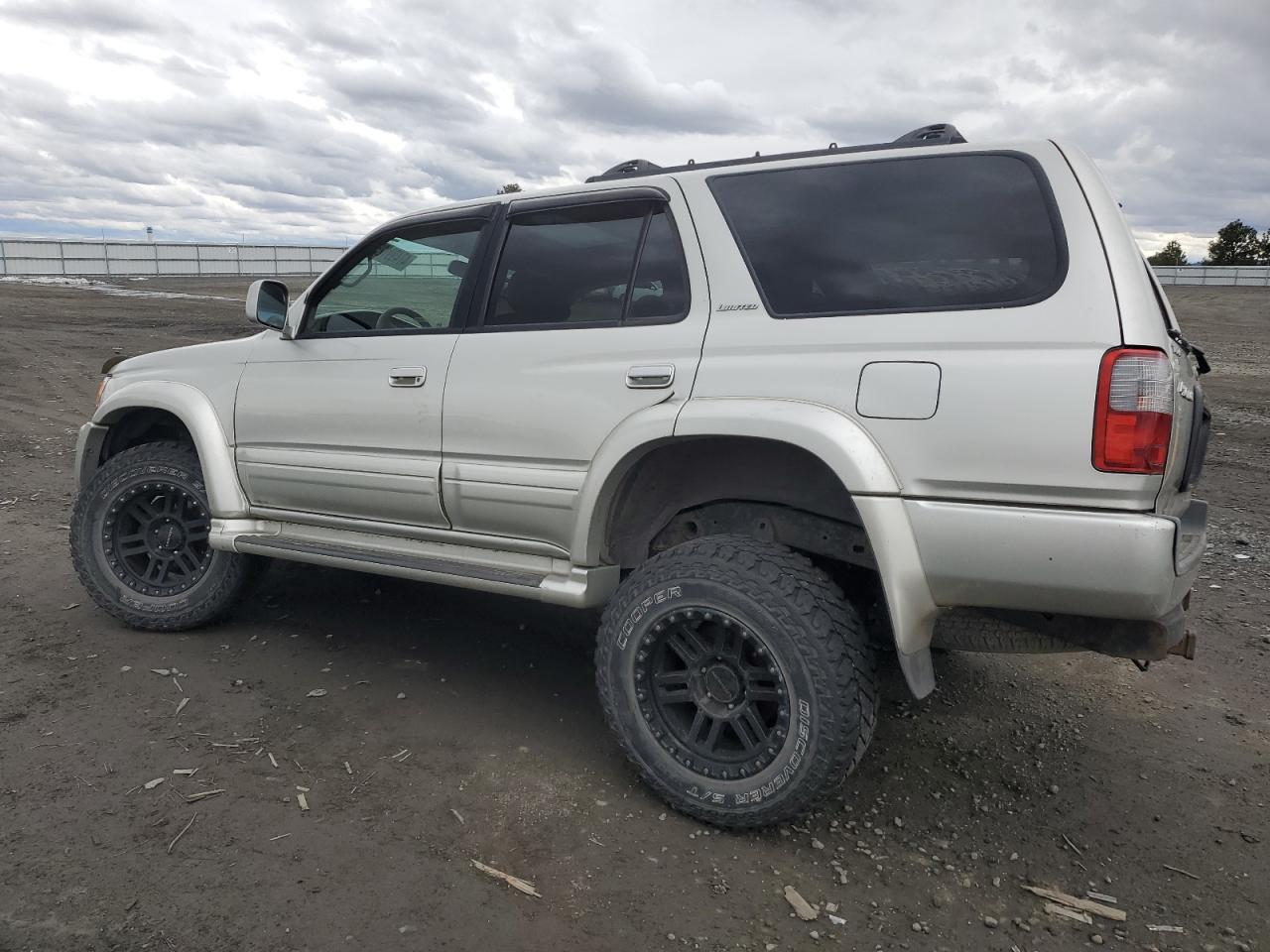 2000 Toyota 4Runner - Image 2