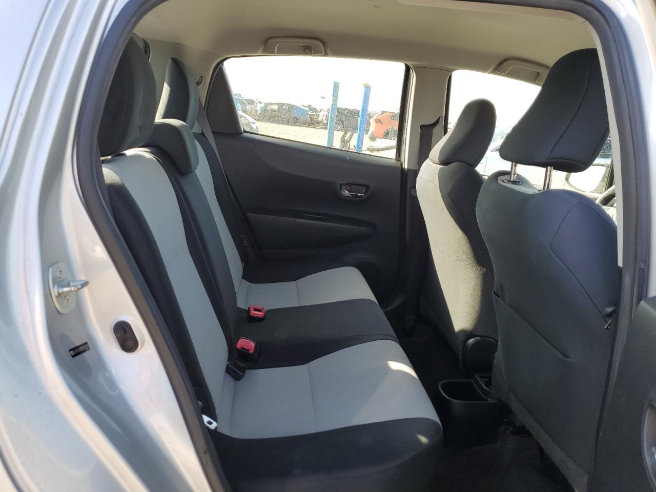 2014 Toyota Yaris - Image 10