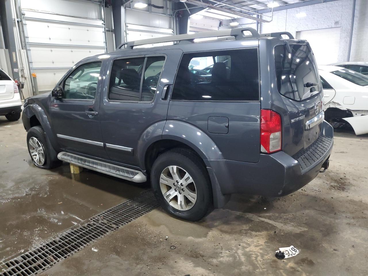 2012 Nissan Pathfinder - Image 2