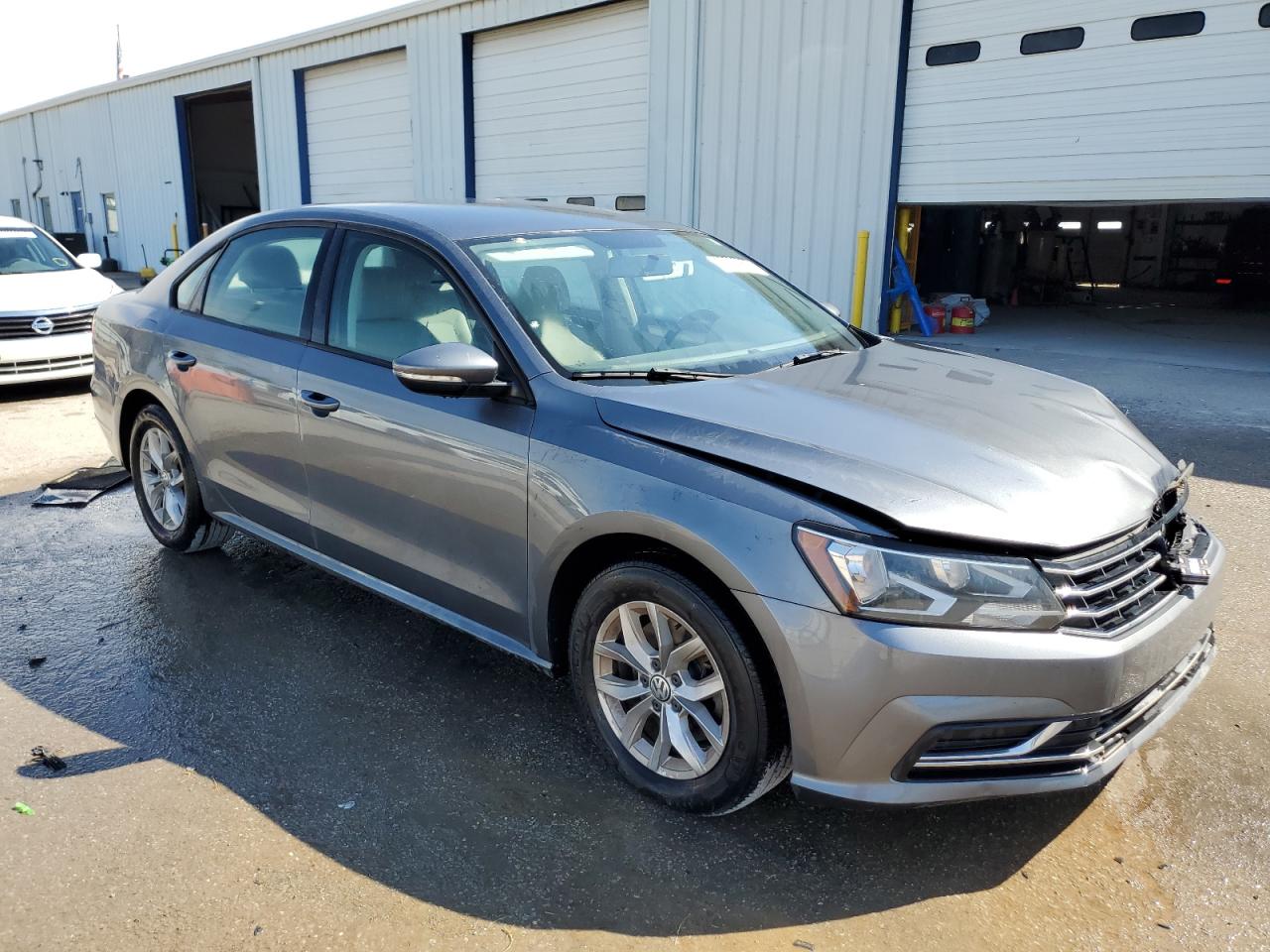 2018 Volkswagen Passat - Image 4
