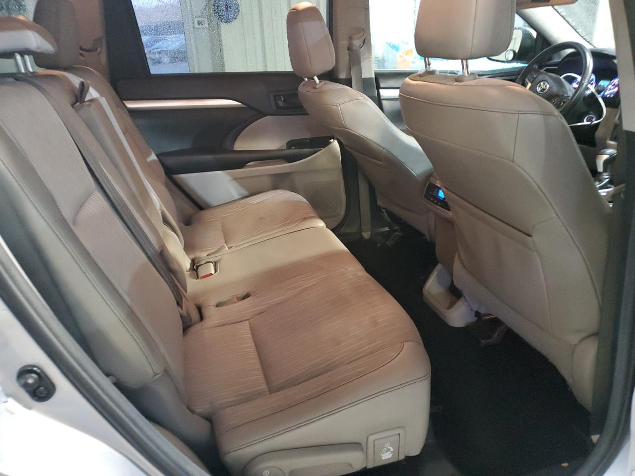 2014 Toyota Highlander - Image 11