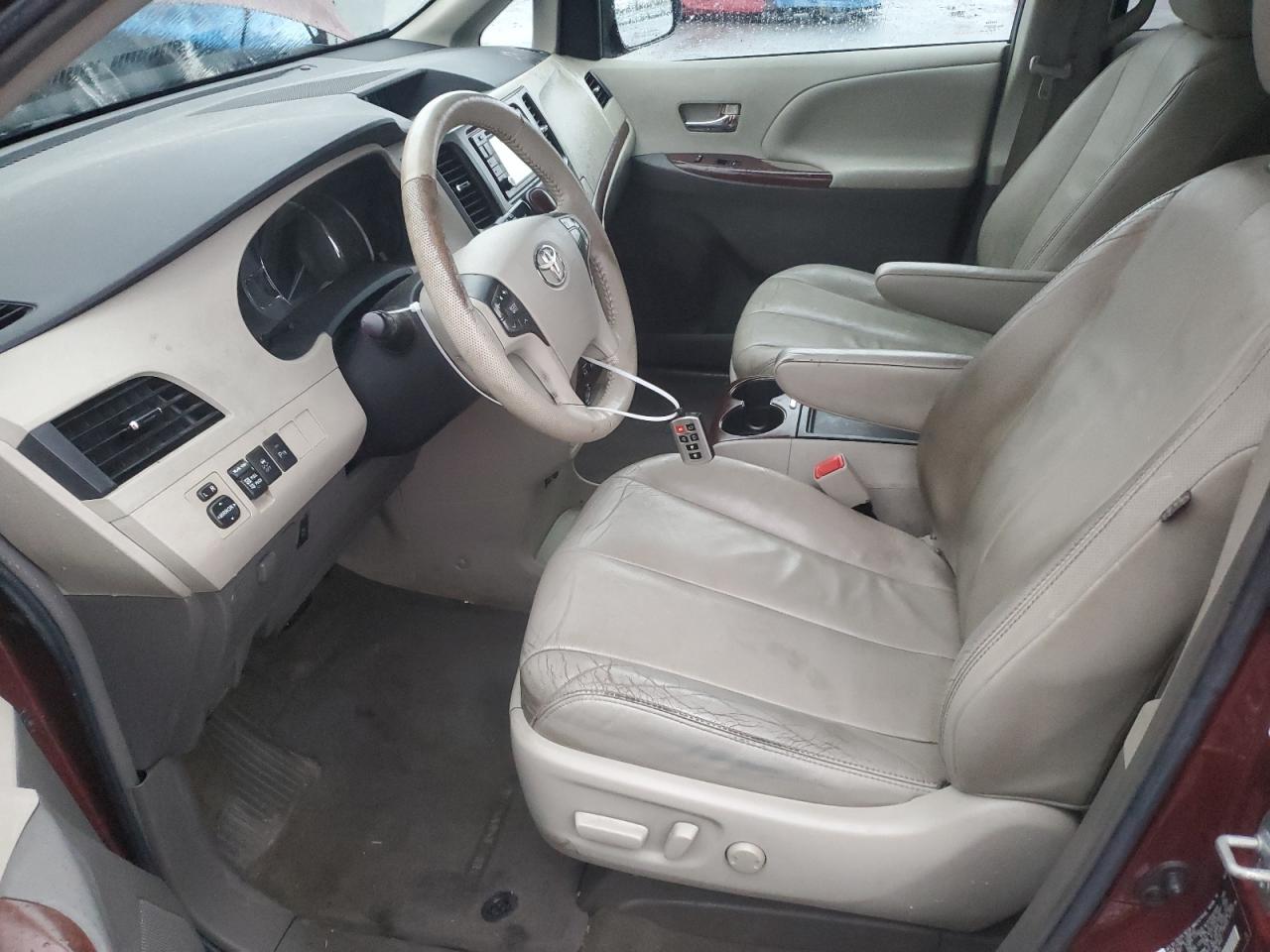2013 Toyota Sienna - Image 7