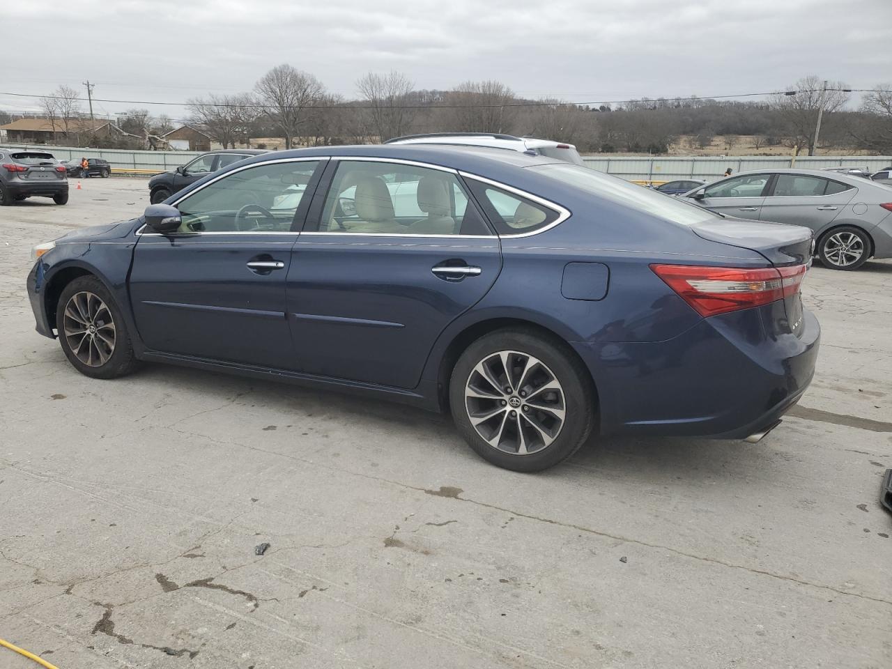 2018 Toyota Avalon - Image 2
