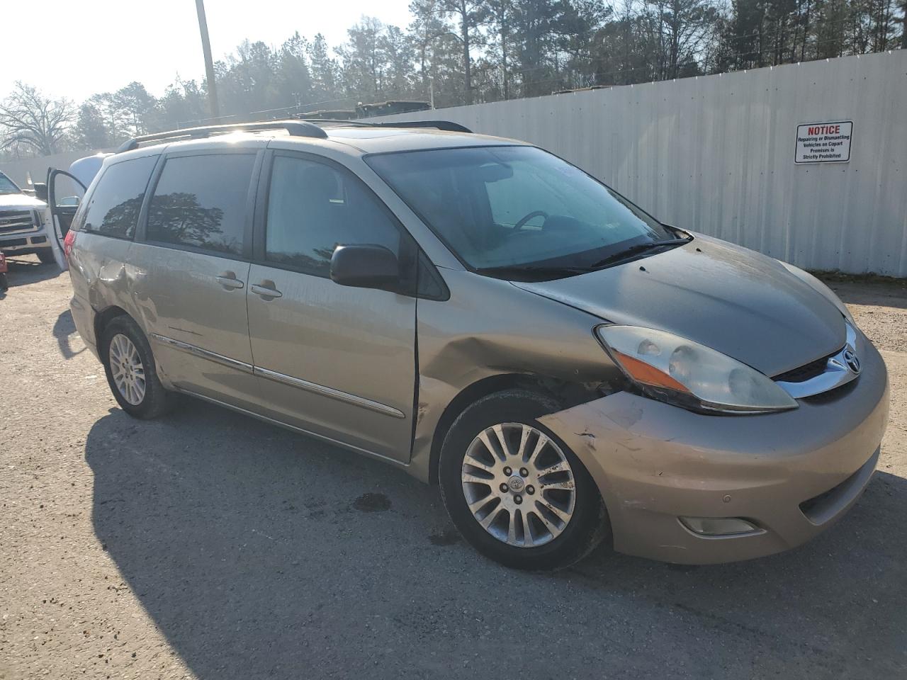 2010 Toyota Sienna - Image 4