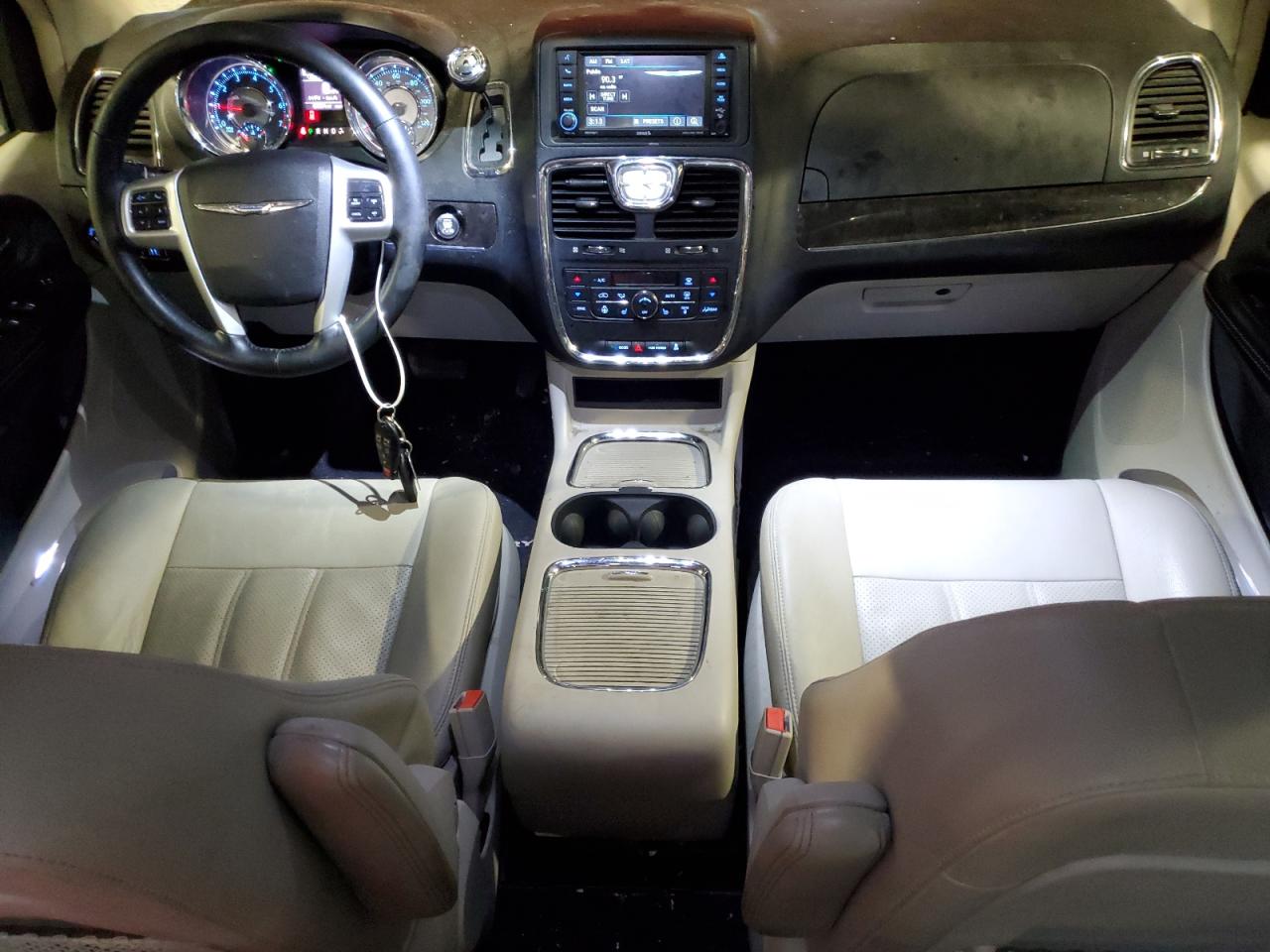 2015 Chrysler Town & Country - Image 8