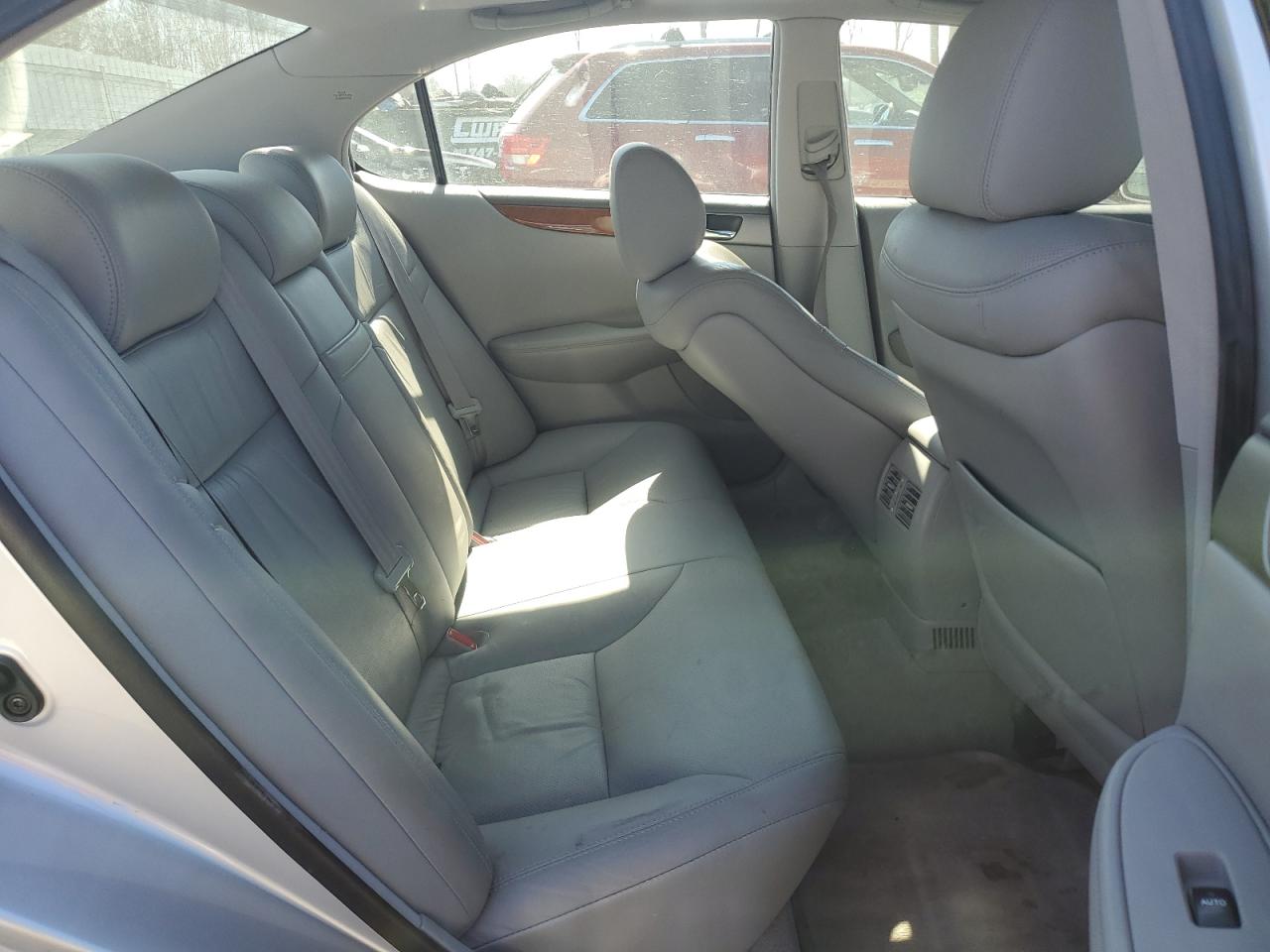 2005 Lexus ES - Image 10